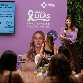 Foto do evento de imprensa com foco na campanha de prevenção ao HPV.