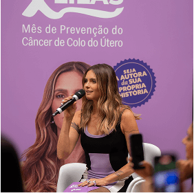 Fernanda Lima em registro fotográfico do evento especial Março Lilás.