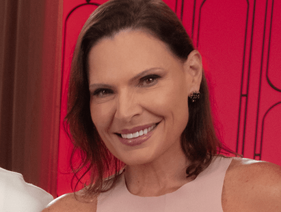 Laura Müller, psicóloga e sexóloga, explica que o HPV pode reaparecer mesmo em relações estáveis, reforçando a importância da prevenção contínua.