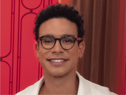 Sérgio Malheiros, ator, compartilha que estar em um relacionamento sério não elimina a necessidade de prevenção contra o HPV.