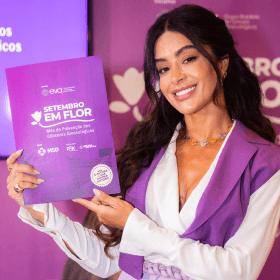 Aline Campos participando da coletiva Setembro em Flor.
