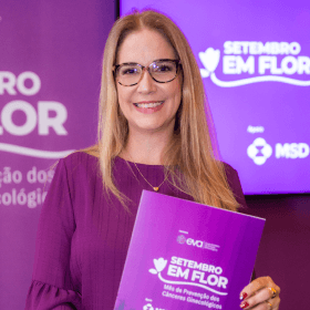 Convidado especial participando da coletiva Setembro em Flor.
