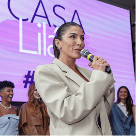 Porta-voz fala durante coletiva de imprensa da campanha Março Lilás