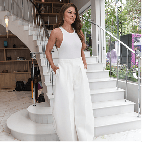 Participante do Março Lilás posa para registro durante evento de conscientização