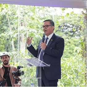 Autoridade discursando na coletiva de imprensa do Março Lilás