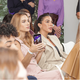 Participantes acompanham coletiva do Março Lilás registrando debate sobre câncer do colo do útero