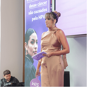 Mestre de cerimônias conduz programação da campanha Março Lilás durante coletiva