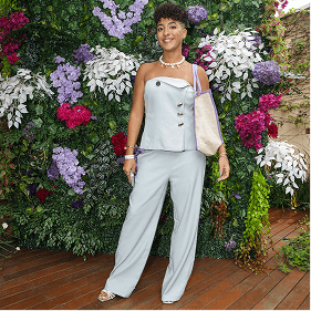 Participante apoia campanha Março Lilás em espaço temático de conscientização