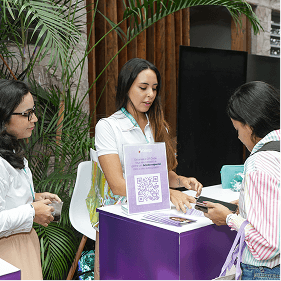 Participantes recebem orientações sobre prevenção no estande da campanha Março Lilás