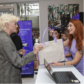 Distribuição de brindes educativos durante evento do Março Lilás